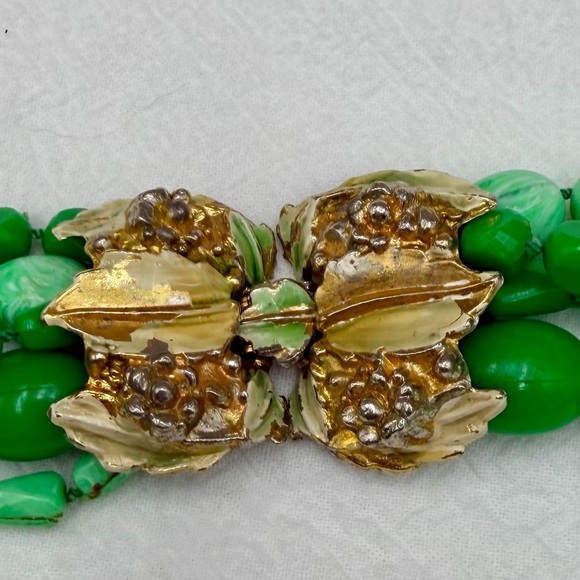 Vintage Kelly Green Celluloid Bead Strand Necklace and Clip earrings - Picture 6 of 6
